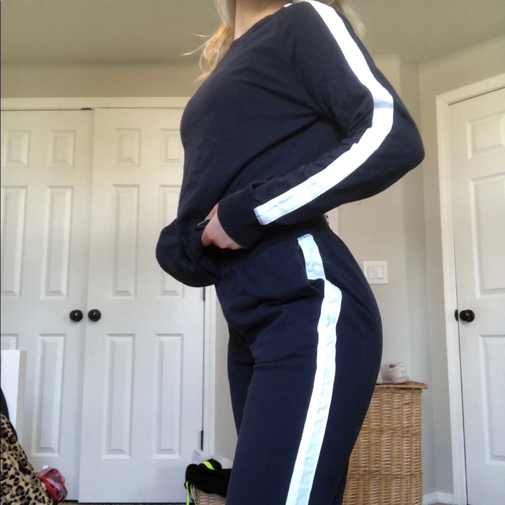 navy & white sweatsuit !!!